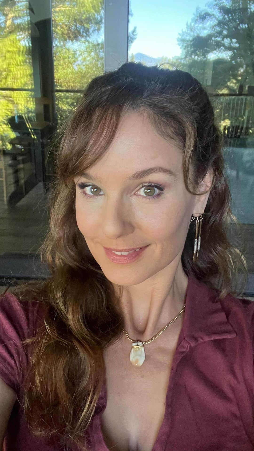 サラ・ウェイン・キャリーズのインスタグラム：「thanks, @ktla_entertainment always a great chat.  also thanks to my kids for sleeping thru this & not wandering onto the porch mid-segment 😜 #aftershockpodcast」
