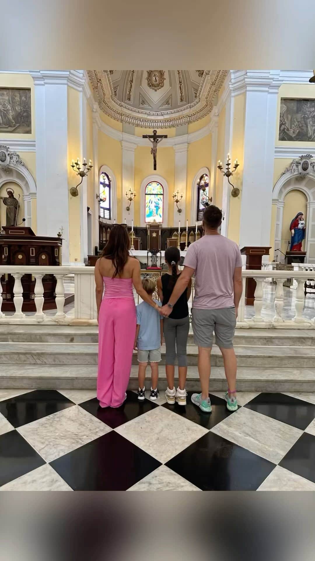 ロゼリン・サンチェスのインスタグラム：「Puerto Rico… you have my heart… siempre 💕  Familia time!  #puertorico🇵🇷  #familia #mispadres #hermanos #catedraldesanjuan  #paseolaprincesa #micasasondemecrie」