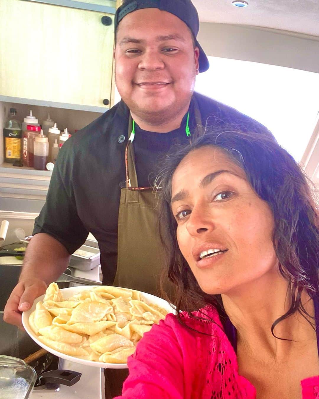 サルマ・ハエックのインスタグラム：「I found a chef from the town next to mine in La Paz, Baja California. Lucky me🍀 Viva Veracruz! Encontré a un chef de Minatitlán, que esta a 30 minutos de Coatzacoalcos, La Paz, Baja California. Que suertuda 🍀#soloveracruzesbello arriba los jarochos!!!!!」