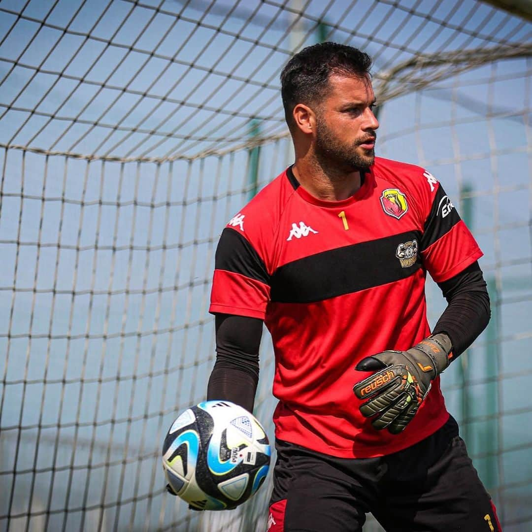 ズラタン・アロメロヴィッチさんのインスタグラム写真 - (ズラタン・アロメロヴィッチInstagram)「#training #football #goalkeeper #ekstraklasa #poland #alwayspositive #ready 📸 @swirydowiczkamil」8月18日 2時26分 - zlajoo33