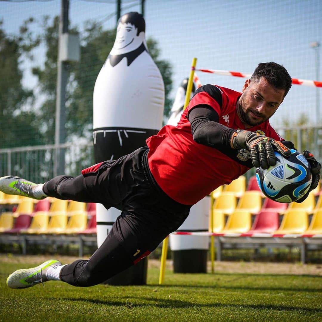 ズラタン・アロメロヴィッチのインスタグラム：「#training #football #goalkeeper #ekstraklasa #poland #alwayspositive #ready 📸 @swirydowiczkamil」