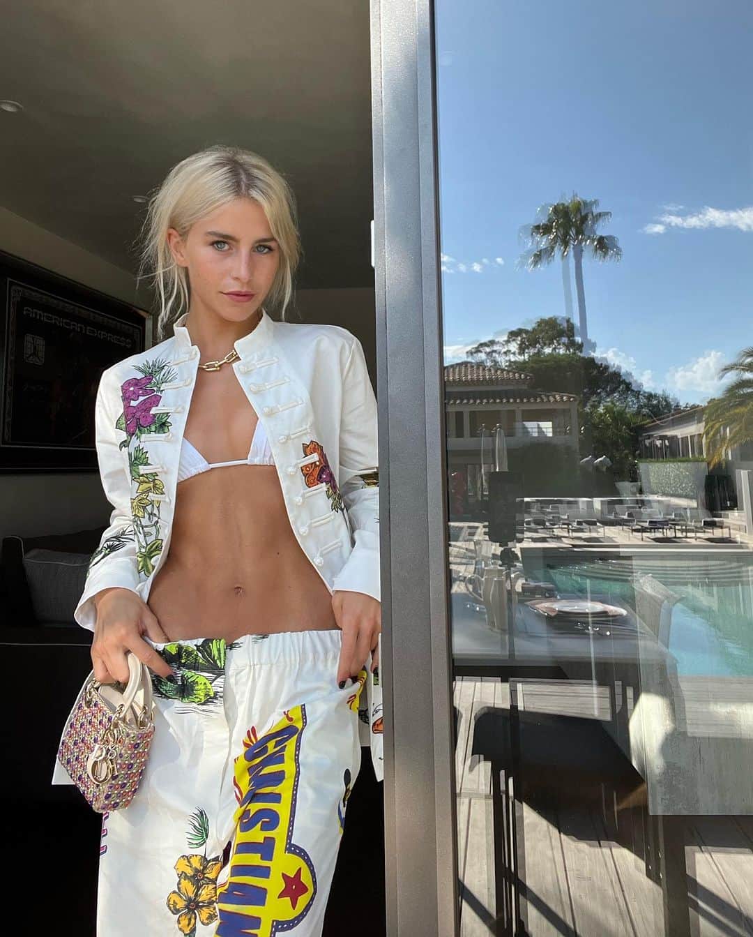 キャロライン・ダウルのインスタグラム：「the many faces of St. Tropez 🙃」