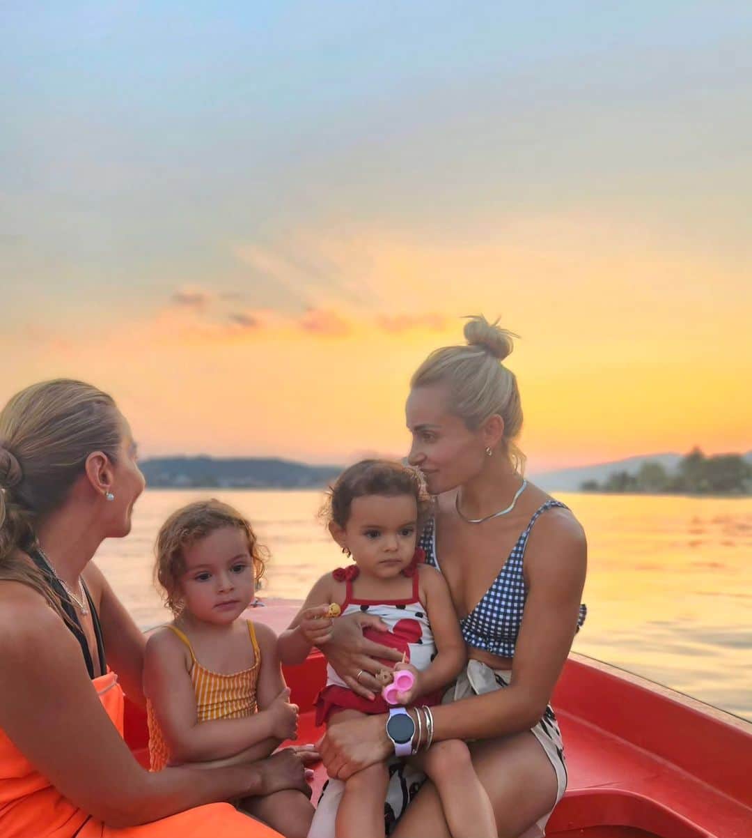 バシリキ・ミロウシのインスタグラム：「Καλοκαιράκι μας🌅 . ---------------------- #mommy #mygirls #summer #sunset」