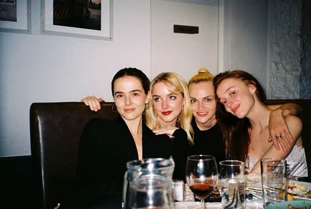 ゾーイ・ドゥイッチのインスタグラム：「luck of the 🍀🇮🇪 getting to spend my summer with these special people」