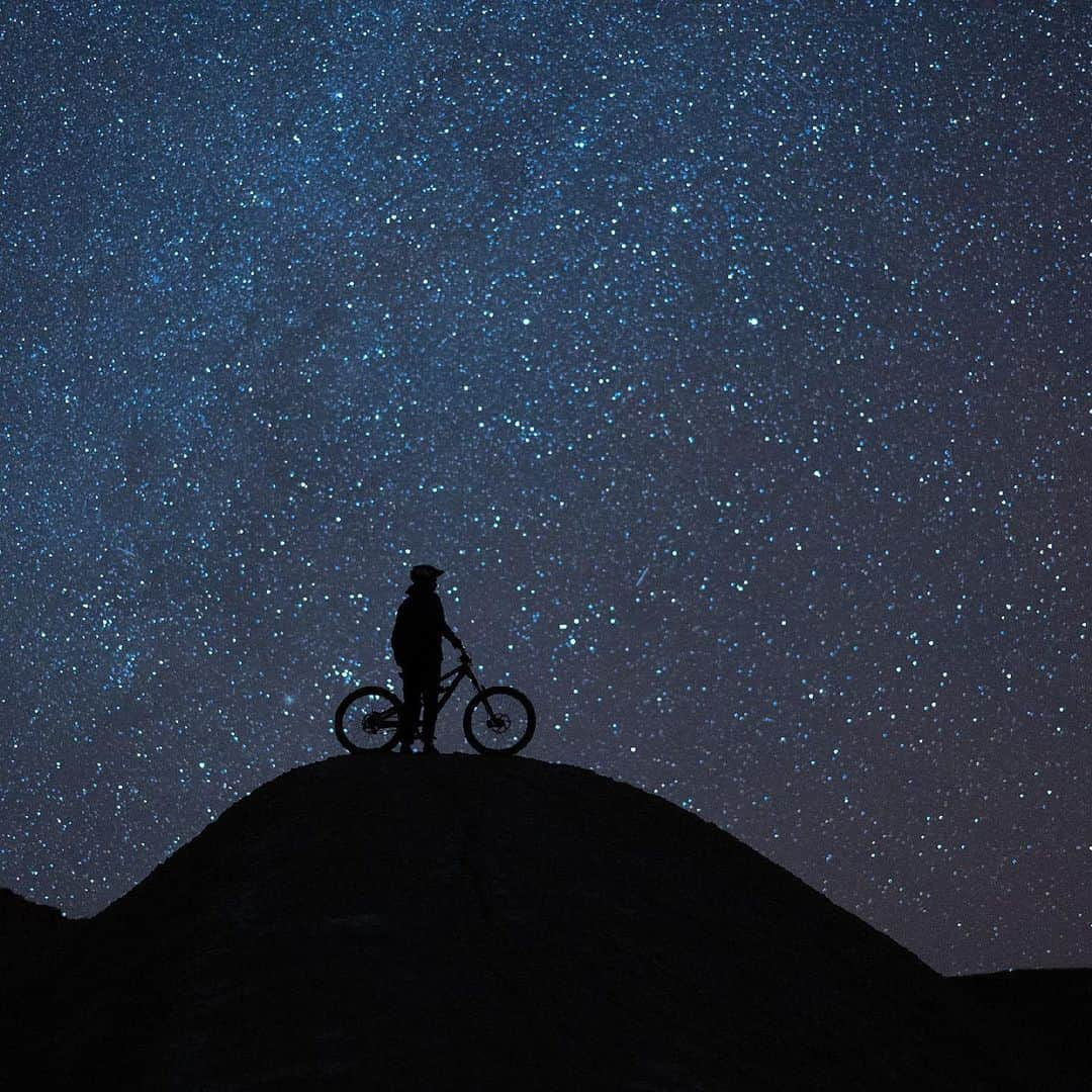 Shimanoさんのインスタグラム写真 - (ShimanoInstagram)「Light up the sky, one jump at a time.   Travel through Utah’s beautiful valleys and mountains with @jbliautard and @thomasgenon in The Art of MTB: Utah. Hit link in bio to discover more.  #ShimanoMTB #MakeYourMark 📸 @jbliautard」8月18日 3時01分 - rideshimano