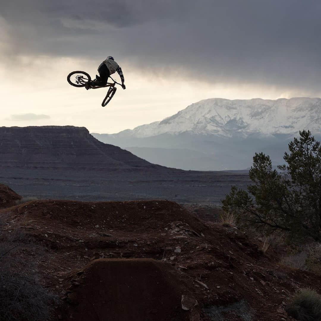 Shimanoさんのインスタグラム写真 - (ShimanoInstagram)「Light up the sky, one jump at a time.   Travel through Utah’s beautiful valleys and mountains with @jbliautard and @thomasgenon in The Art of MTB: Utah. Hit link in bio to discover more.  #ShimanoMTB #MakeYourMark 📸 @jbliautard」8月18日 3時01分 - rideshimano