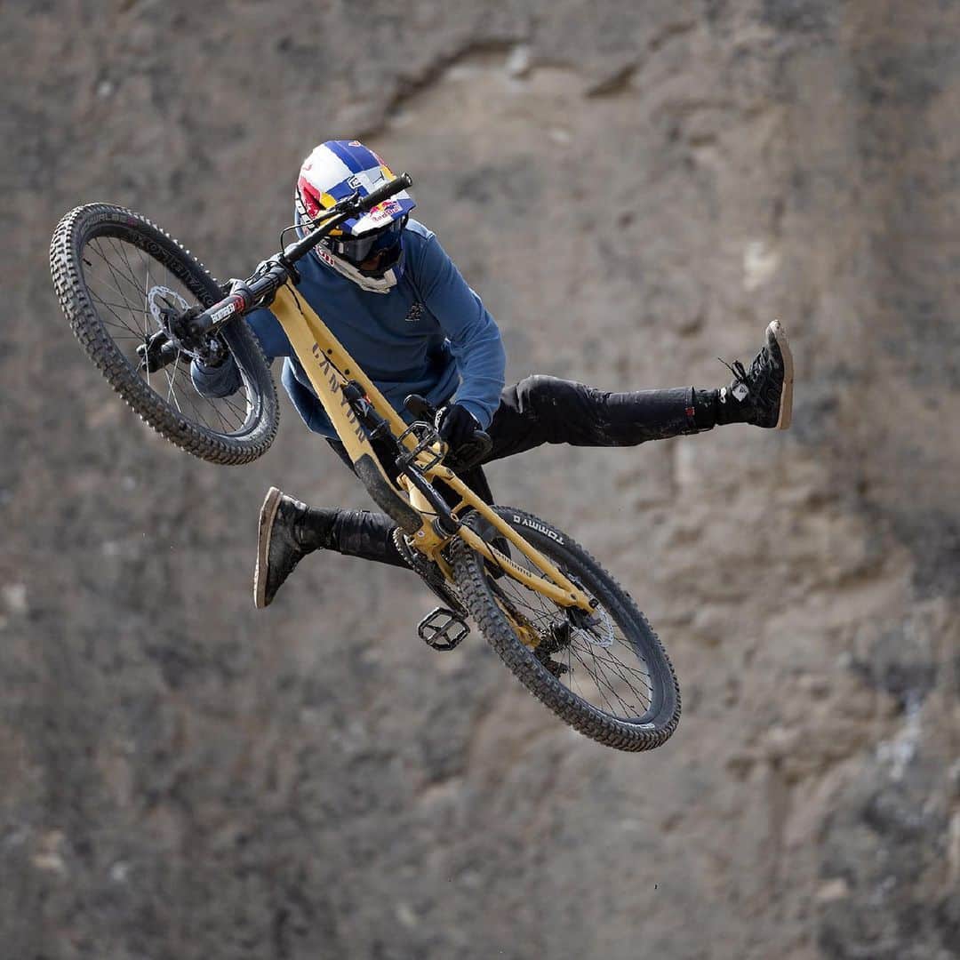 Shimanoさんのインスタグラム写真 - (ShimanoInstagram)「Light up the sky, one jump at a time.   Travel through Utah’s beautiful valleys and mountains with @jbliautard and @thomasgenon in The Art of MTB: Utah. Hit link in bio to discover more.  #ShimanoMTB #MakeYourMark 📸 @jbliautard」8月18日 3時01分 - rideshimano