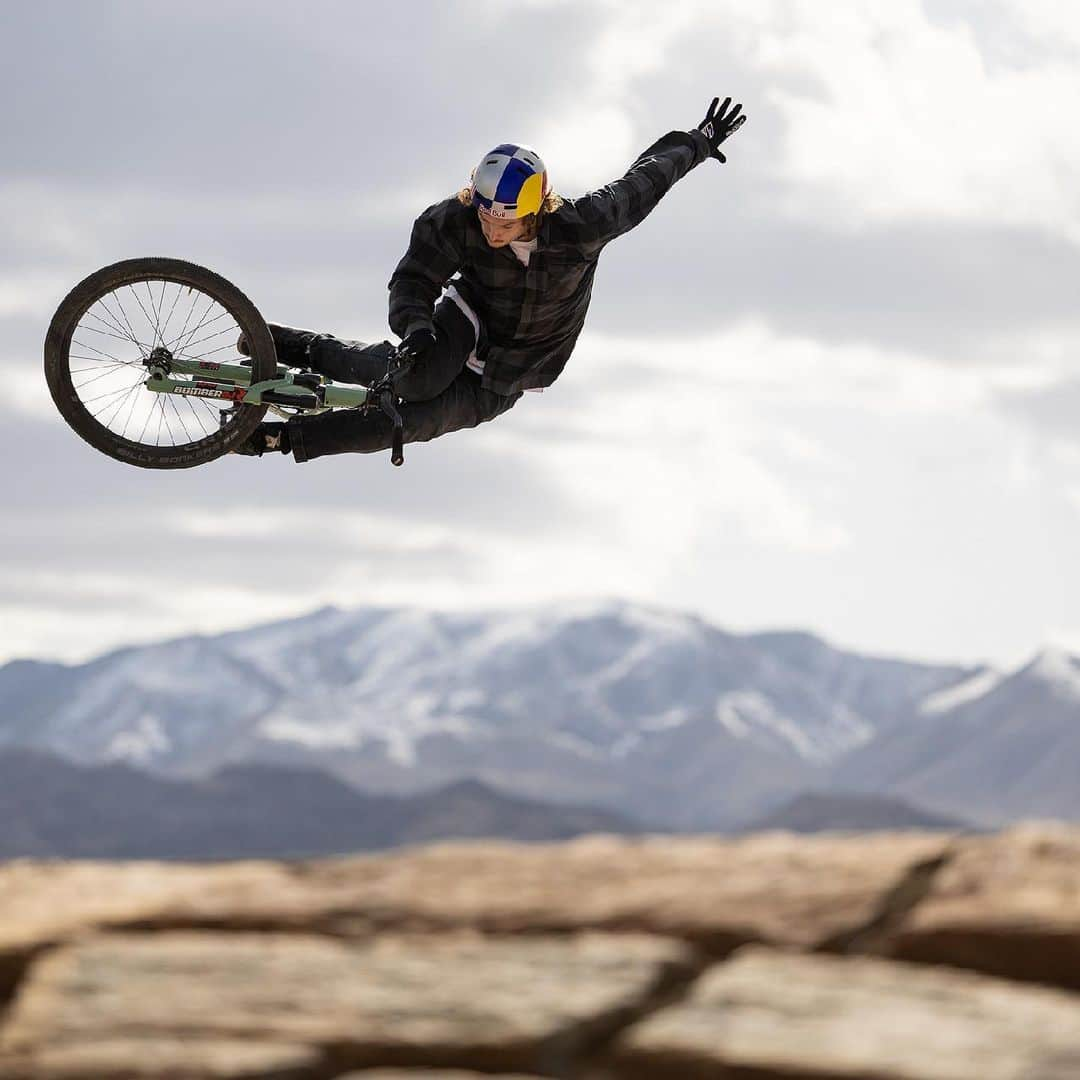 Shimanoさんのインスタグラム写真 - (ShimanoInstagram)「Light up the sky, one jump at a time.   Travel through Utah’s beautiful valleys and mountains with @jbliautard and @thomasgenon in The Art of MTB: Utah. Hit link in bio to discover more.  #ShimanoMTB #MakeYourMark 📸 @jbliautard」8月18日 3時01分 - rideshimano