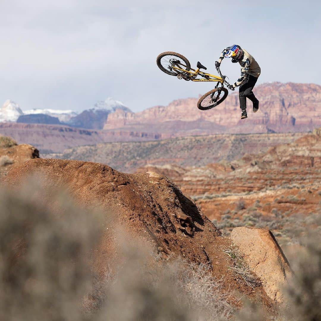 Shimanoさんのインスタグラム写真 - (ShimanoInstagram)「Light up the sky, one jump at a time.   Travel through Utah’s beautiful valleys and mountains with @jbliautard and @thomasgenon in The Art of MTB: Utah. Hit link in bio to discover more.  #ShimanoMTB #MakeYourMark 📸 @jbliautard」8月18日 3時01分 - rideshimano