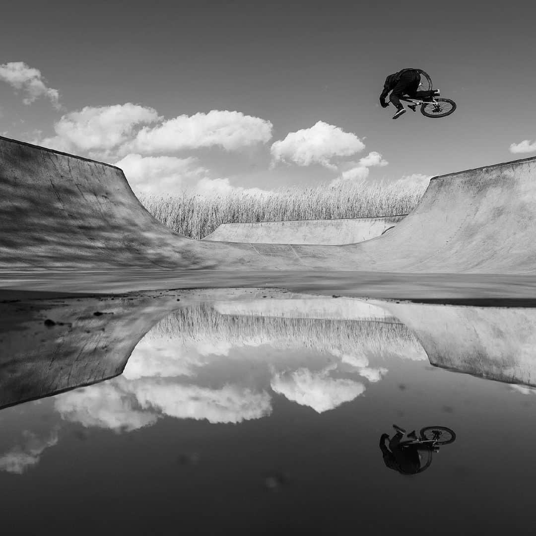 Shimanoさんのインスタグラム写真 - (ShimanoInstagram)「Light up the sky, one jump at a time.   Travel through Utah’s beautiful valleys and mountains with @jbliautard and @thomasgenon in The Art of MTB: Utah. Hit link in bio to discover more.  #ShimanoMTB #MakeYourMark 📸 @jbliautard」8月18日 3時01分 - rideshimano