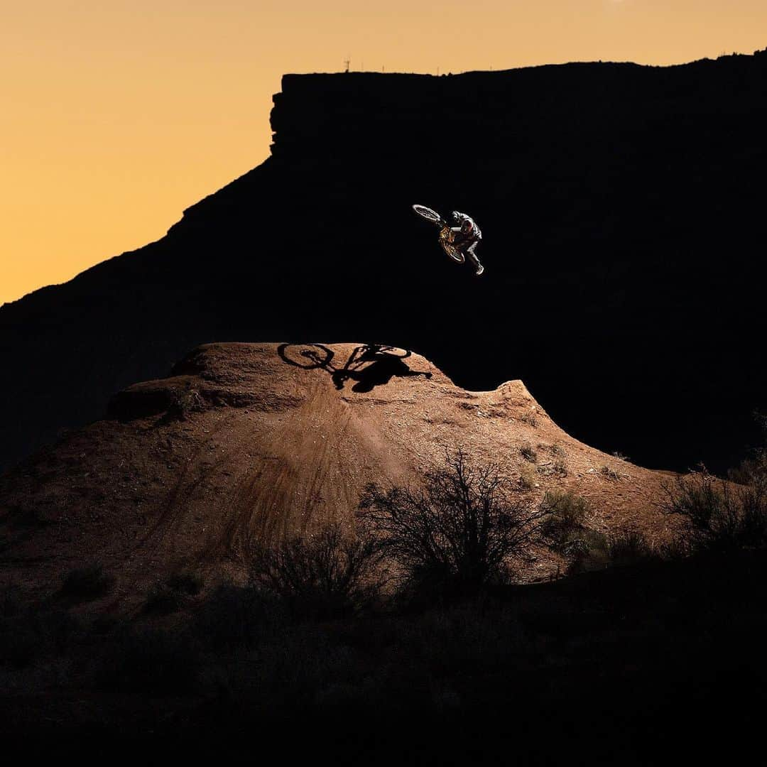 Shimanoのインスタグラム：「Light up the sky, one jump at a time.   Travel through Utah’s beautiful valleys and mountains with @jbliautard and @thomasgenon in The Art of MTB: Utah. Hit link in bio to discover more.  #ShimanoMTB #MakeYourMark 📸 @jbliautard」