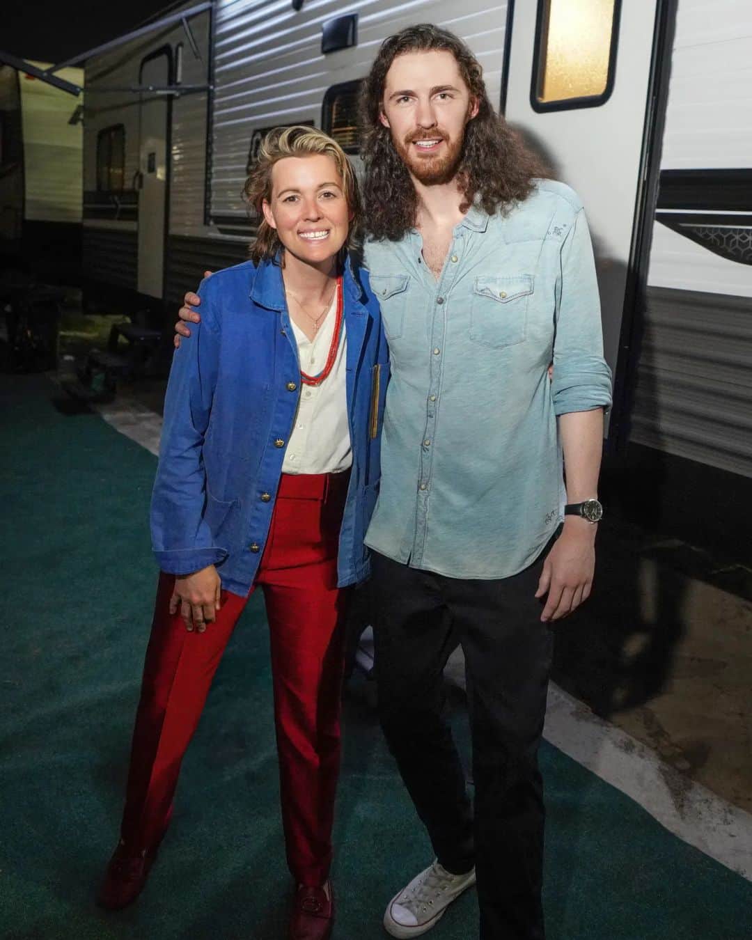 ホージアのインスタグラム：「Excited to share #UnrealUnearth in less than 24 hours and give you a listen to this album in its entirety!   Also thrilled to announce my next single Damage Gets Done, which features my good friend and incredible artist @BrandiCarlile.  🖤 (link in bio)」