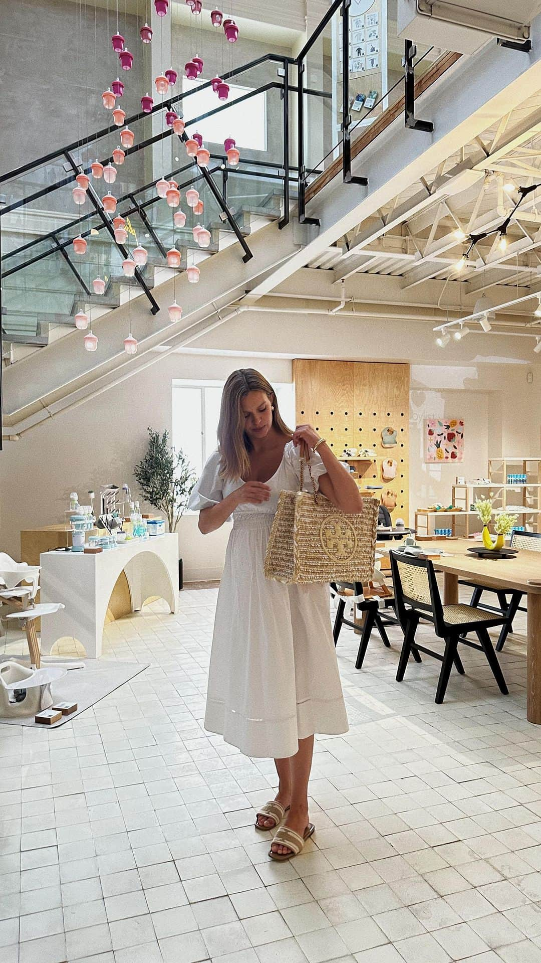 ジョセフィン・スクリヴァーのインスタグラム：「@babylist you are heaven sent! your new store and showcase experience in Los Angeles has changed the game for all of us parents and soon-to-be parents. From getting to try and see all of the different incredible baby products to the tech integration that allows you to easily set up and add to your baby registry.. this really changes the game!」