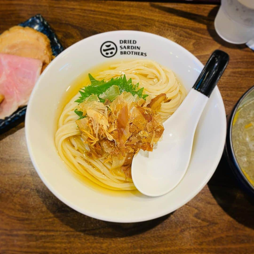 小峰みこのインスタグラム：「. 高円寺に推し活行ったときの麺活🍜 . 昆布水のつけ麺、ずっと食べてみたかったの！ 初挑戦！ 昆布水とぅるんとぅるんでびっくり！ こういうものだと思ってたけど、 後に粘度はお店によってそれぞれなことが判明！ . 煮干しに柑橘系のアクセントが効いてておいしかったー！ . #みこ麺活」