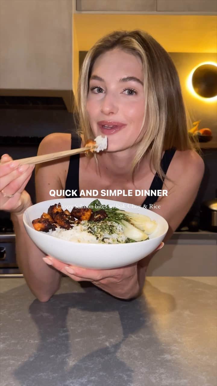 サンヌ・ヴロートのインスタグラム：「What I ate for dinner last night! During the week I am so busy I don’t make a lot of time to cook dinner so I want something that is quick and convenient. These crispy  airfryer salmon bites with bok choy and white rice you can make in less than 15 min!  Ingredients salmon marinade 	⁃	1 salmon, diced in cubes 	⁃	1 tsp olive oil 	⁃	2 tsp honey 	⁃	1/2 tsp garlic powder 	⁃	1/2 tsp paprika powder 	⁃	1/2 tsp onion powder 	⁃	1/4 tsp salt  Veggies: 	⁃	2 bok choy 	⁃	1 tsp olive oil 	⁃	Salt & pepper 	⁃	1 cup cooked white rice 	⁃	1 tbsp furikake  	1.	Cut the salmon in pieces and add to a bowl and add all the ingredients. Airfry for 8-10minutes on 380F 	2.	Meantime add pan on skillet and add 1 tsp olive oil and cook sauteed wok chop on each side for 2 minutes and season with salt & pepper. 	3.	Serve with crispy salmon with white rice, bok chop and furikake topping.」