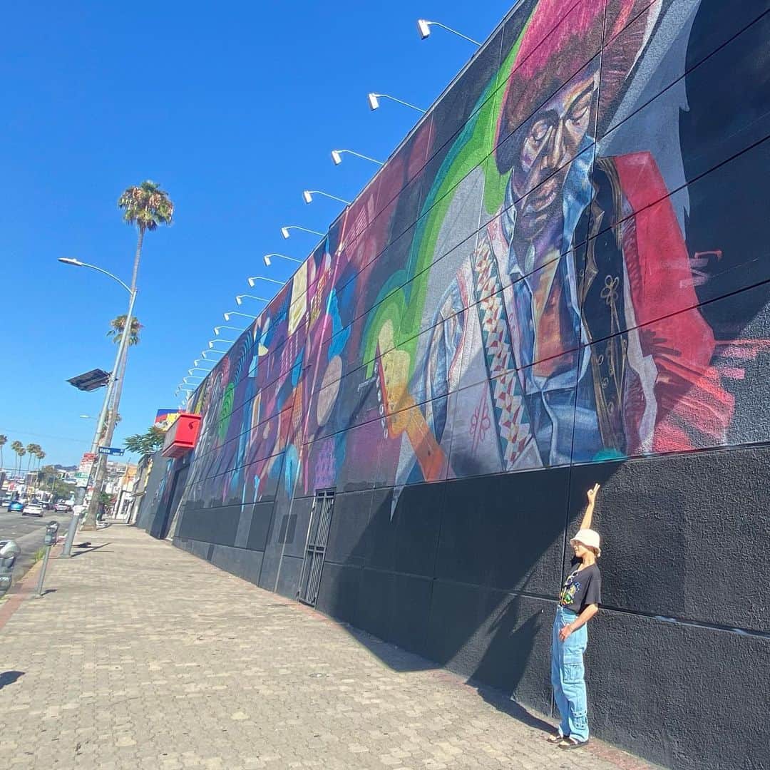 のインスタグラム：「Walking around🚶‍♀️🌴🌴🌴」