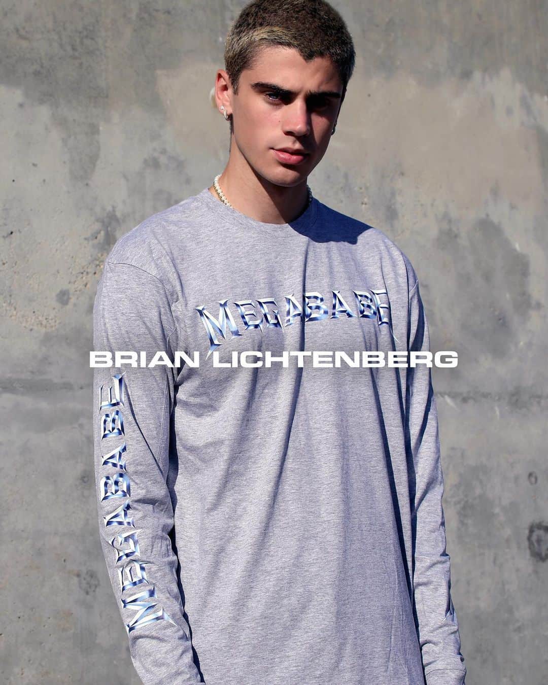 ブライアン・リッテンバーグのインスタグラム：「MEGABABEⒷ  LONG SLEEVE TEE   HUNTER PHOTOGRAPHED BY  AT VENICE BEACH   #BRIANLICHTENBERG」