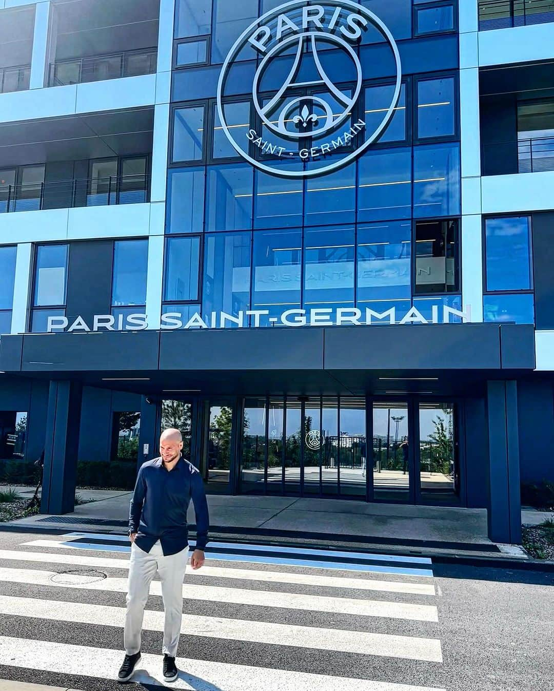 アドレーヌ・グェディウラのインスタグラム：「Enjoyed the visit at the state of art training ground of @psg 🔴🔵📍le Campus   #icicestparis #parisestmagique #dababafibaris」