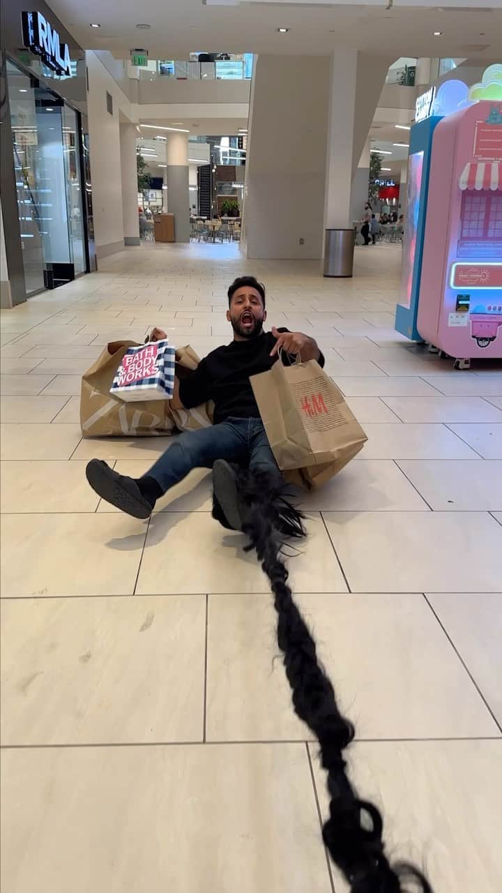 Anwar Jibawiのインスタグラム：「I was just trying to shop 😩🛍️」