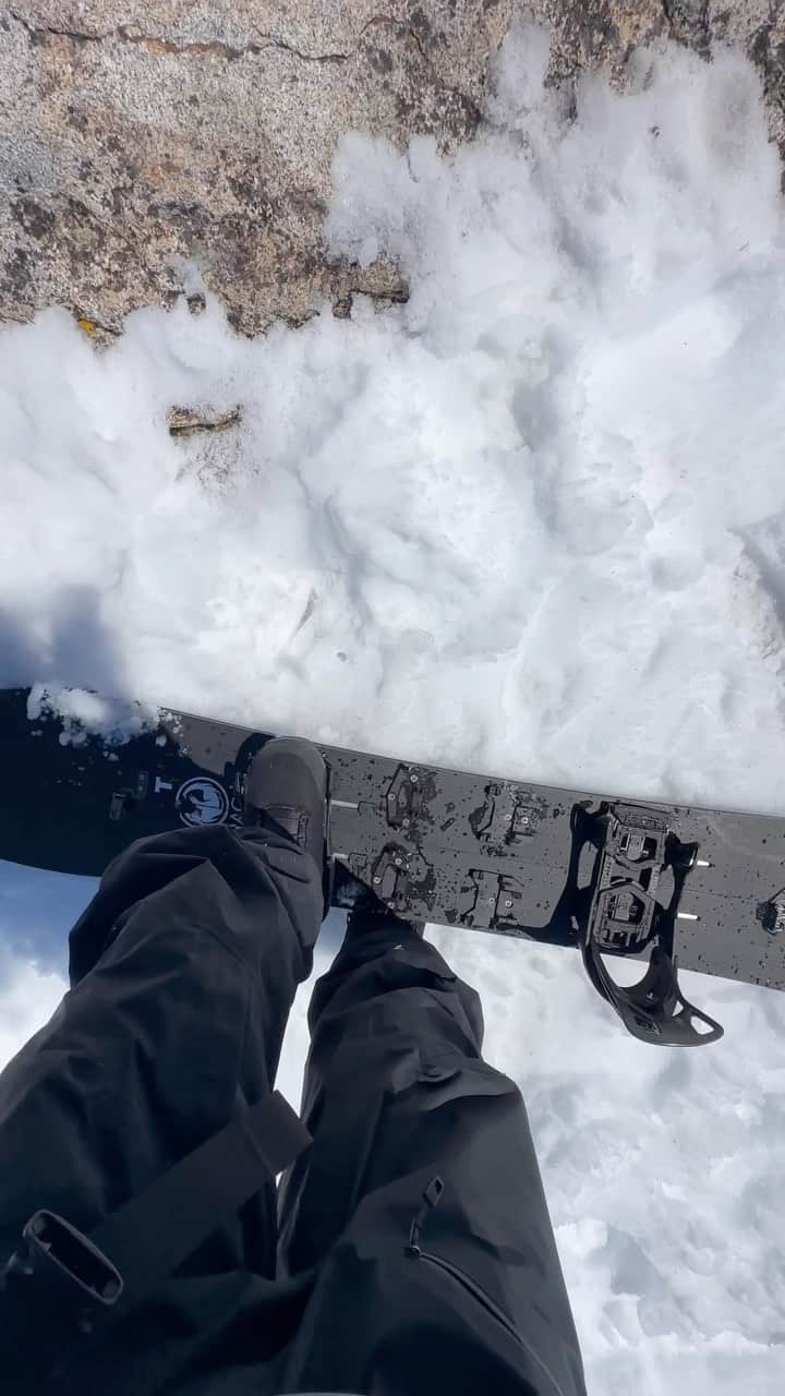 アナログクロージングのインスタグラム：「#StepOn split in action (Ft. @travelindan).  Dropping 11/20. More info on what’s new with #StepOn 2024 - Linked 🔗 #Burton  #Snowboarding」