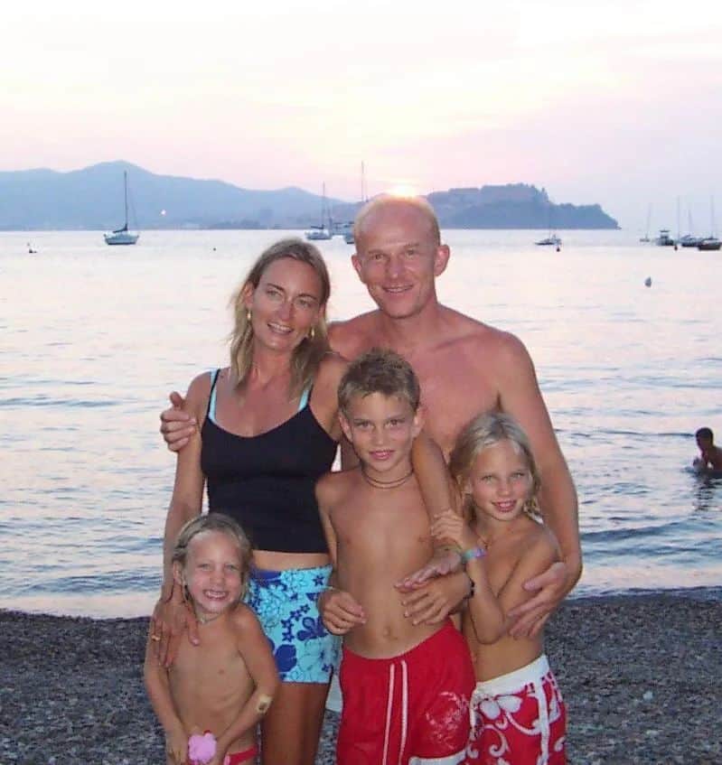 ベアトリーチェ・ヴィオのインスタグラム：「2004-2023 19 anni dopo… Sole, mare e famiglia. Gli anni passano… l’Elba, no! 🥰🏝️」