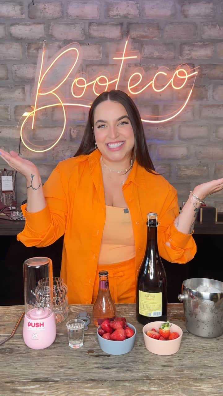 Bruna Unzuetaのインスタグラム：「Já que estamos na vibes “Campos de Morango” o Booteco de hoje foi esse delicioso frozen de Morango bem vibes. 🍓🔥  FROZEN MORANGO: - Morangos congelados - 1 dose de vodca - 2 doses de pro seco  - 1 dose de refrigerante Pink lemonade - Gelo - Açúcar a gosto.」