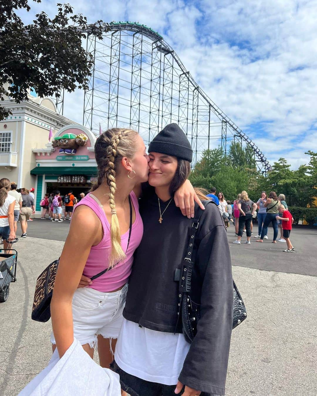 クロエ・ルーカジアックさんのインスタグラム写真 - (クロエ・ルーカジアックInstagram)「Kennywood day 🎢 Went on 2 rides & ate lots of food」8月18日 4時17分 - chloelukasiak