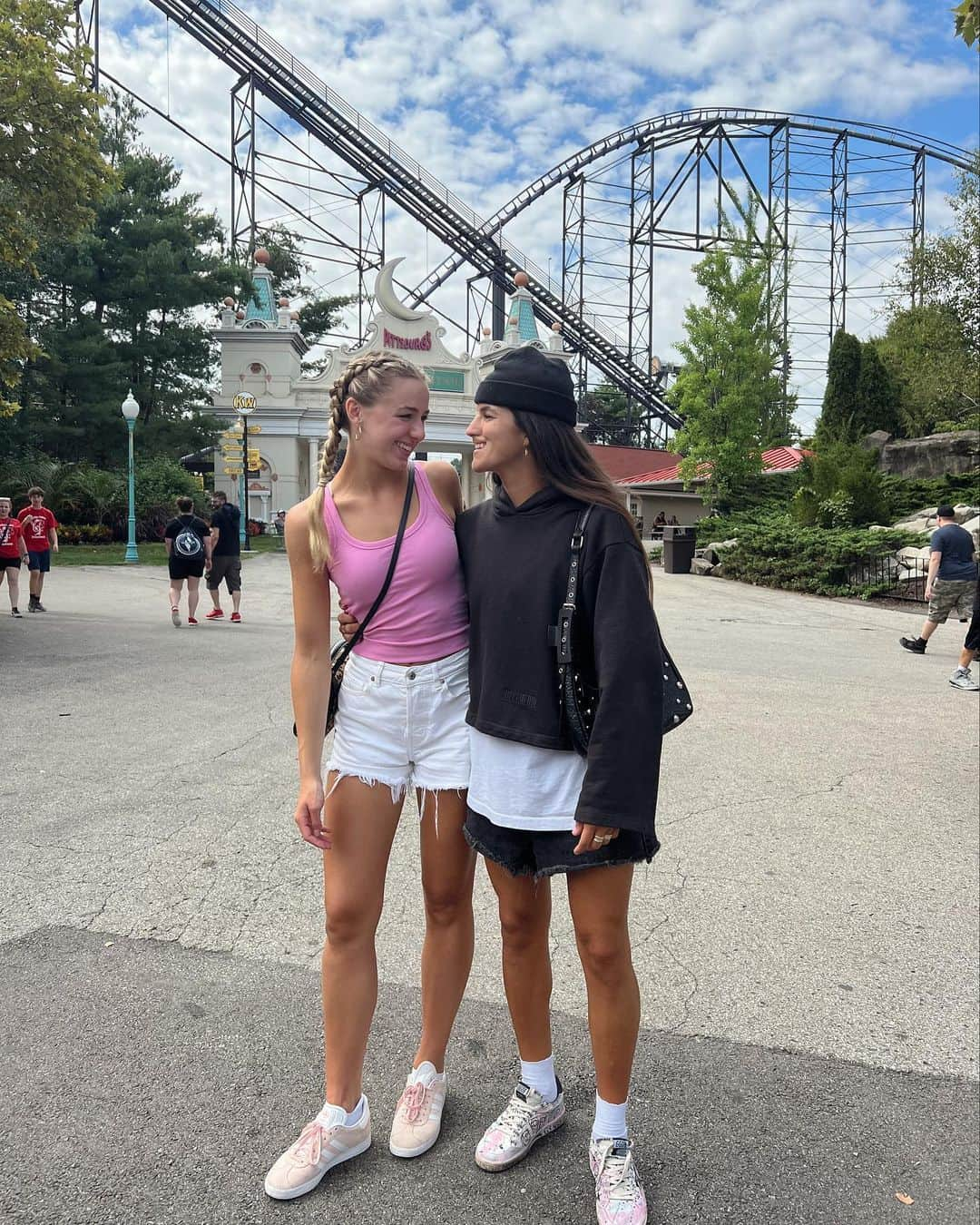 クロエ・ルーカジアックさんのインスタグラム写真 - (クロエ・ルーカジアックInstagram)「Kennywood day 🎢 Went on 2 rides & ate lots of food」8月18日 4時17分 - chloelukasiak