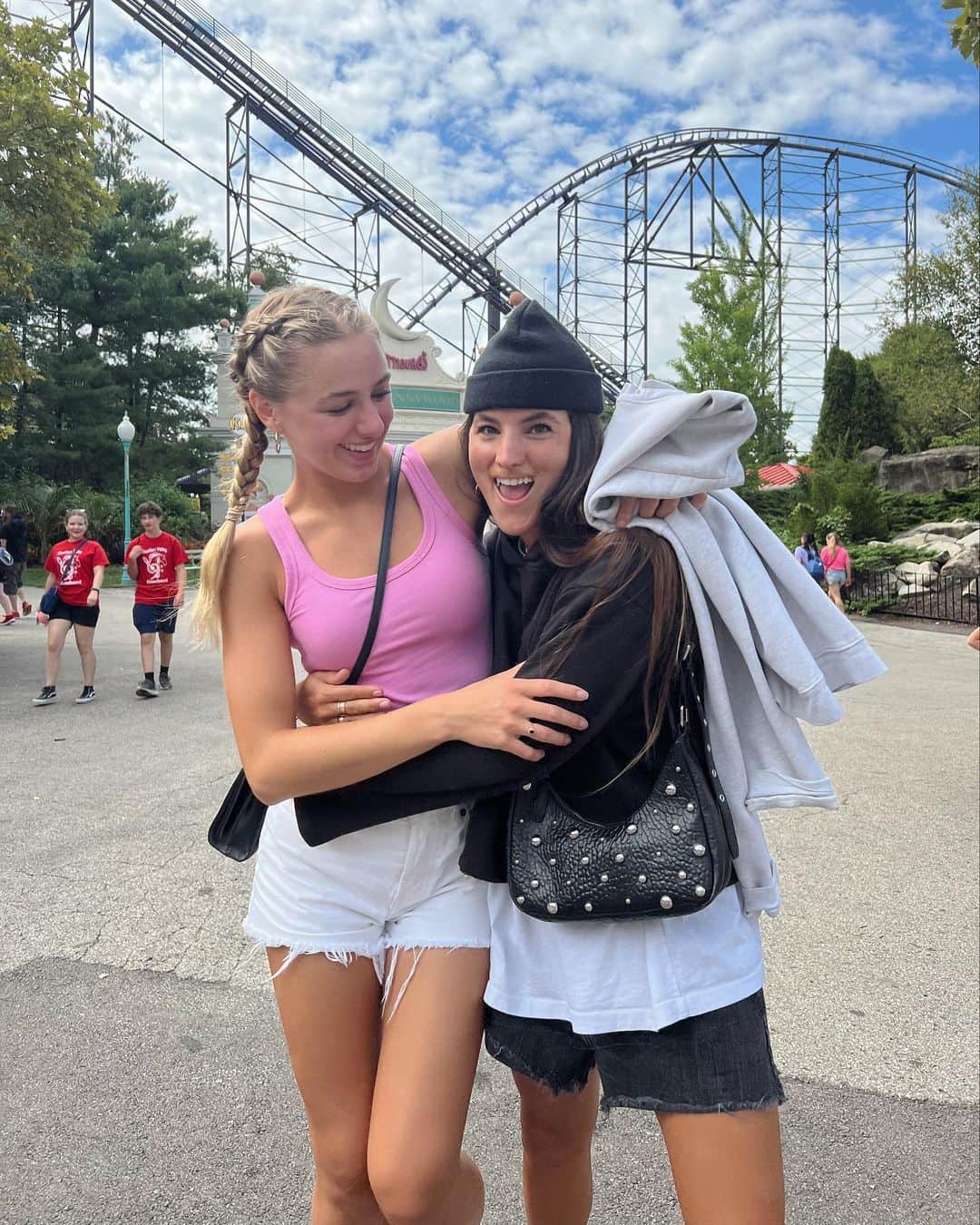 クロエ・ルーカジアックのインスタグラム：「Kennywood day 🎢 Went on 2 rides & ate lots of food」