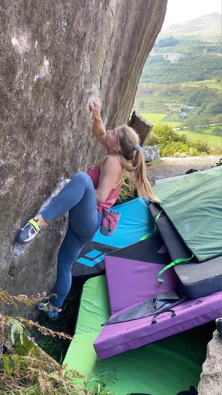 ヘイゼル・フィンドレーのインスタグラム：「Very nice to get out climbing today after time off resting elbow tendinitis. This was a fun one: Ultimate Warrior, 7b+. Sent by the team before anyone lost too much skin, followed by a dip in the river. Climbing is so much more fun than not climbing! Especially in such a beautiful spot with such good rock and a psyched team. Even if we only did the one boulder and mostly just hung out 😆  🎥 @angus.kille and @hans_radetzki and @herceramics @blackdiamond @lasportivagram」