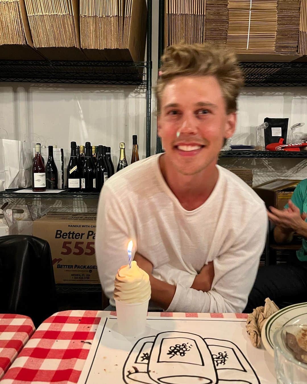 アシュレイ・ティスデイルのインスタグラム：「Happy birthday buddy @austinbutler!!! I love you so much and so excited to celebrate with you. You are always inspiring me and I’m so grateful that I still have you in my life. My twin forever and always ❤️ thank you for being the best uncle to Juju! Have the best day!!」