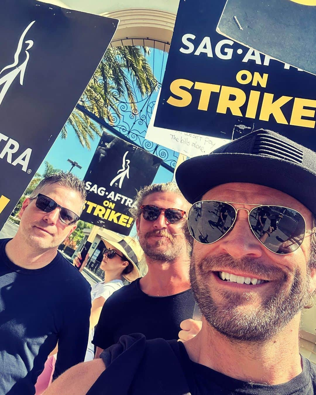 ジョン・ブラザートンのインスタグラム：「#sagaftrastrong 💪🎭 @sagaftra  #LFG」