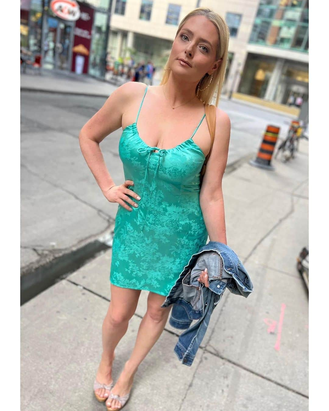 ローレン・アッシュのインスタグラム：「This is how I rock it in the T dot… Dress by @superdown  Shoes are vintage  #ootd  EDIT: this was taken last week when I was in Toronto ✌️」