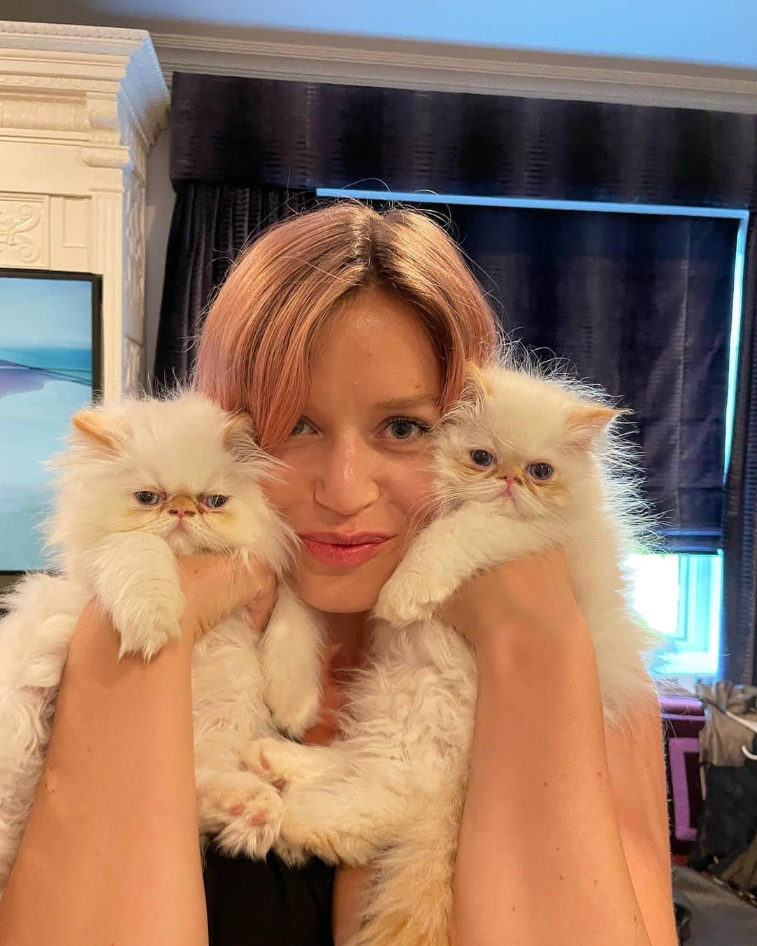 ジョージア・メイ・ジャガーのインスタグラム：「Fluffy kittens and pink books」