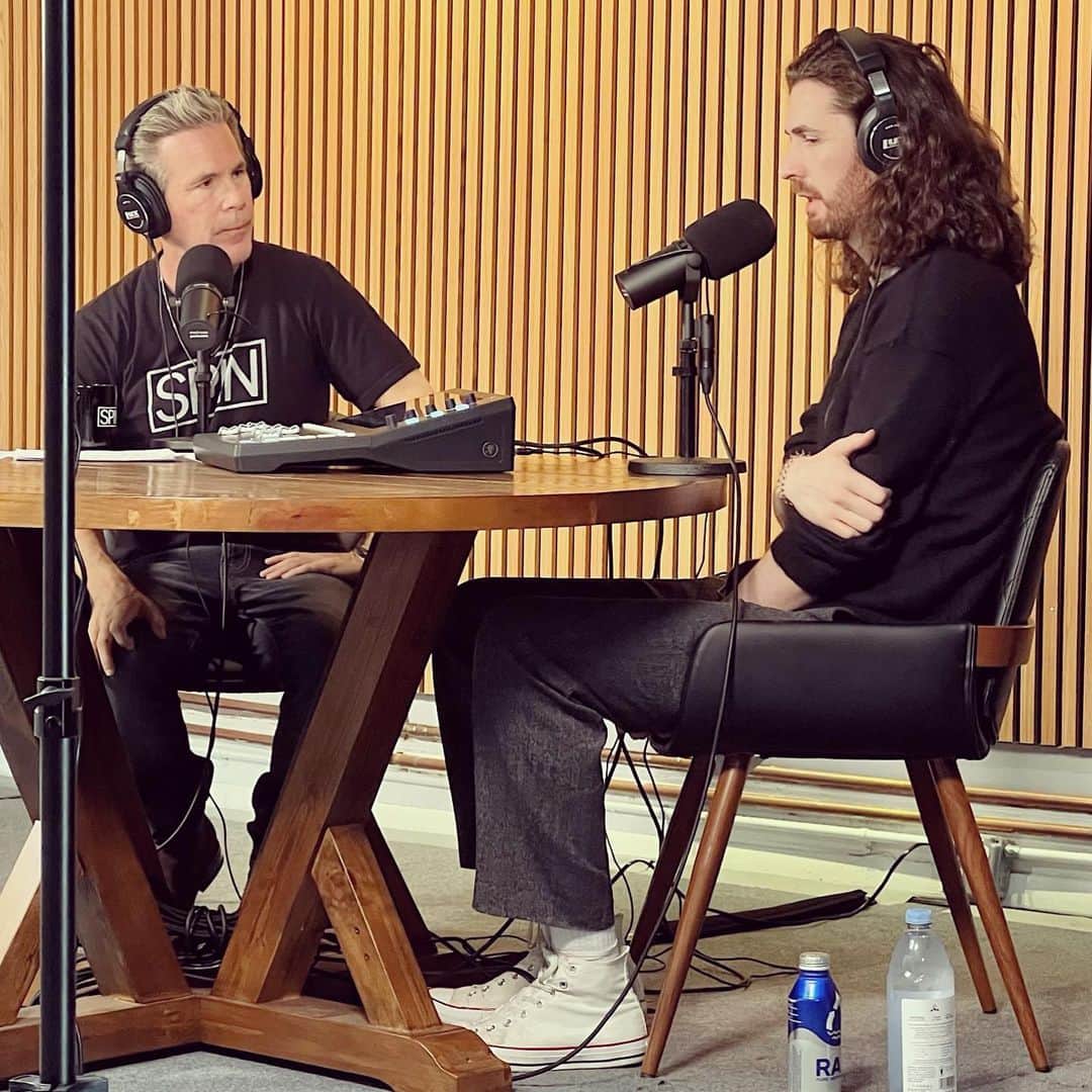 scottlippsさんのインスタグラム写真 - (scottlippsInstagram)「Take me to church! @hozier up next! New album drops tomorrow! Had an amazing conversation with this iconic Irish artist from beginning to present day @spinmag @lippsservicepod Drops 8/27 - brought to you by the all new @mackiegear #dlz creator. Thank you to the awesome team at @columbiarecords @kimboharris etc… #hozier #coming soon thank you @thedanielkohn and of course @matt_han_ra_han and @whitakermarisa 📸」8月18日 5時25分 - scottlipps