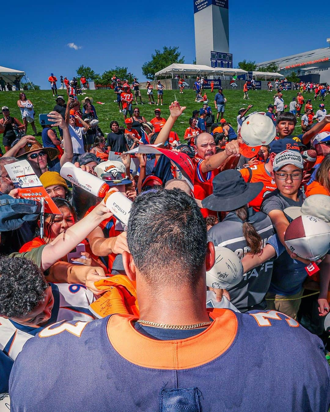 ラッセル・ウィルソンさんのインスタグラム写真 - (ラッセル・ウィルソンInstagram)「All love #BroncosCountry 🧡💙. See y’all 9/10! Go Broncos!!」8月18日 5時27分 - dangerusswilson