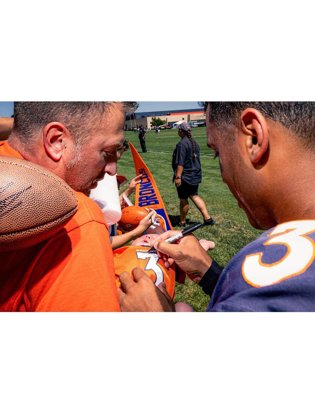 ラッセル・ウィルソンさんのインスタグラム写真 - (ラッセル・ウィルソンInstagram)「All love #BroncosCountry 🧡💙. See y’all 9/10! Go Broncos!!」8月18日 5時27分 - dangerusswilson