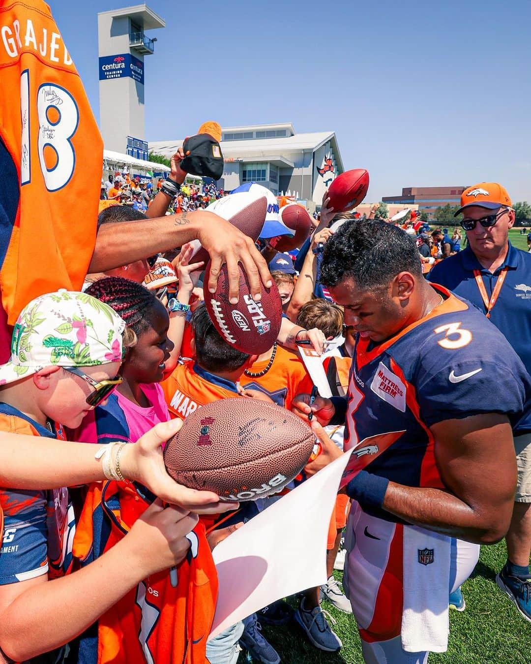 ラッセル・ウィルソンさんのインスタグラム写真 - (ラッセル・ウィルソンInstagram)「All love #BroncosCountry 🧡💙. See y’all 9/10! Go Broncos!!」8月18日 5時27分 - dangerusswilson