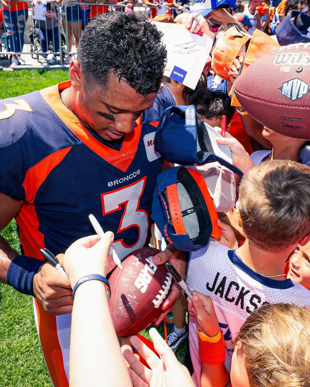 ラッセル・ウィルソンのインスタグラム：「All love #BroncosCountry 🧡💙. See y’all 9/10! Go Broncos!!」