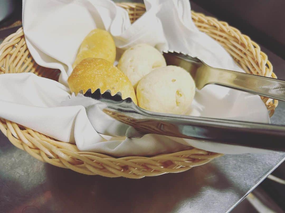 Restaurant SORAのインスタグラム：「restaurantSORAでは自家製のパンを出しています！  是非！ご来店の際にはご賞味ください♪  たくさんのご予約・ご来店お待ちしております✨  【レストラン営業時間】 ◎Dinner 17:00〜22:00 ※Food20:00 Drink 21:30がラストオーダーです。 ※定休日／月曜日・火曜日  【ご予約方法】 プロフィール欄URLより受付中 ▶︎ @restaurantsora 電話ご予約も承っております▶︎086-234-7312 ---------------------------------------- #restaurantsora #レストランソラ #thestyle岡山 #ザスタイル岡山 #クレド岡山 #岡山ディナー #岡山グルメ #岡山フレンチ #レストラン #アニバーサリーディナー #アニバーサリー #プロポーズ」