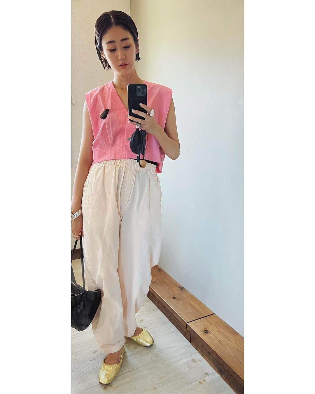 ジュジュのインスタグラム：「今日のbroach使いスキだったから 残しておこっ♡  Black  broach 単品使い♡  思い切ったcolorや、柄物の引き締めにとっても映えてステキ...  今のリアルでノースリーブだけど、雰囲気だけでも...🫶  Black broach order ...coming soon.  #AkariH#apparel#fashion akarih#akarihchic#アカリ#jewelry #accessory#pierce#earring#bracelet#necklace#choker#pendant #standard#hrkフク #costumejewelry#2022aw#www.akari-h.jp」