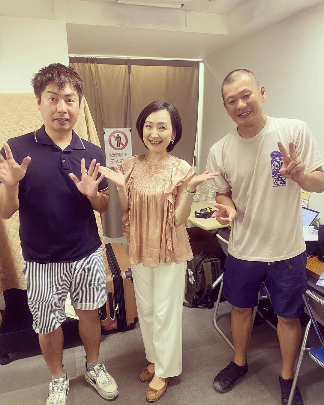 田添菜穂子さんのインスタグラム写真 - (田添菜穂子Instagram)「「ゆめの道2023イベント」MC2日間、無事終了しました！  今日はU字工事さんとトークショー、益子さんも福田さんも仲良しでお人柄の良さの伝わるお話をしてくださり、会場の皆さまとの受け答えもあたたかく、ステキでした！ありがとうございました！！ ますますファンです😆  今日は風船王子さんのバルーンショー&バルーン教室が行われ、私もお花を作らせてもらいました！楽しい❤️  その他にも、JAFさんのシートベルトの大切さを知る模擬衝突体験車に乗せていただいたり、東京道路清掃協会の路面清掃車に乗せていただいたり。 体験することで学ぶことはたくさんありますね！  ご来場の皆さまにも楽しんで学んでいただけたのではないかな、と思います。  ご来場の皆さま、ご一緒して下さった関係者の皆さま、ありがとうございました！  #夢のみち #夢のみち2023 #東京都道路整備保全公社 ＃東京都建設局　#u字工事 #風船王子 #バルーンパフォーマンス #バルーン教室 #jaf #模擬衝突体験車 #シートベルトコンビンサー #東京道路清掃協会　#路面清掃車 #ロードスイーパー」8月18日 16時34分 - nahokotazoe