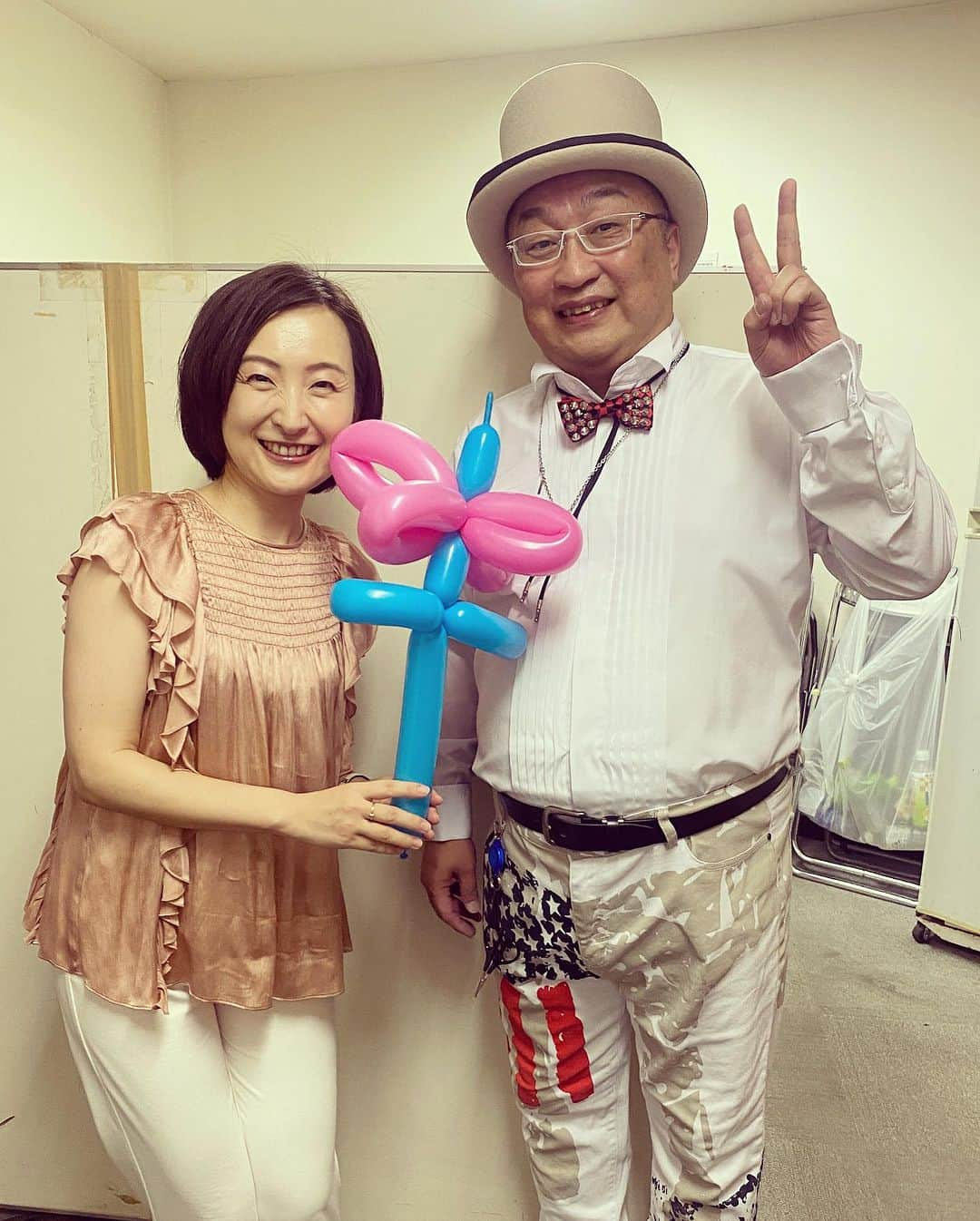 田添菜穂子さんのインスタグラム写真 - (田添菜穂子Instagram)「「ゆめの道2023イベント」MC2日間、無事終了しました！  今日はU字工事さんとトークショー、益子さんも福田さんも仲良しでお人柄の良さの伝わるお話をしてくださり、会場の皆さまとの受け答えもあたたかく、ステキでした！ありがとうございました！！ ますますファンです😆  今日は風船王子さんのバルーンショー&バルーン教室が行われ、私もお花を作らせてもらいました！楽しい❤️  その他にも、JAFさんのシートベルトの大切さを知る模擬衝突体験車に乗せていただいたり、東京道路清掃協会の路面清掃車に乗せていただいたり。 体験することで学ぶことはたくさんありますね！  ご来場の皆さまにも楽しんで学んでいただけたのではないかな、と思います。  ご来場の皆さま、ご一緒して下さった関係者の皆さま、ありがとうございました！  #夢のみち #夢のみち2023 #東京都道路整備保全公社 ＃東京都建設局　#u字工事 #風船王子 #バルーンパフォーマンス #バルーン教室 #jaf #模擬衝突体験車 #シートベルトコンビンサー #東京道路清掃協会　#路面清掃車 #ロードスイーパー」8月18日 16時34分 - nahokotazoe