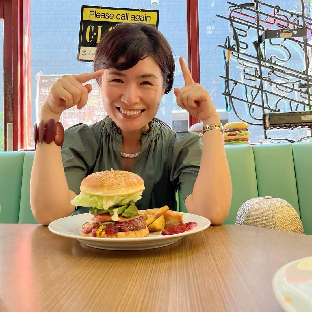 瓜生明希葉さんのインスタグラム写真 - (瓜生明希葉Instagram)「またもやバーガー🍔🤪  三茶に住んでいた時は月一で行っていたベーカーバウンス。  大好きなツナメルトサンドイッチがメニューから消えていたが🥲  変わらず最高に美味しかった。  ホームメイドケチャップと カリッカリのポテトと バニラシェイク💯  猛暑でも全く食欲落ちない（アレ〜💦） 己の健康に感謝よ〜‼  #ハンバーガー部 #bakerbounce #三茶グルメ  #夏も食欲落ちないタイプ」8月18日 16時35分 - akiha_uryu