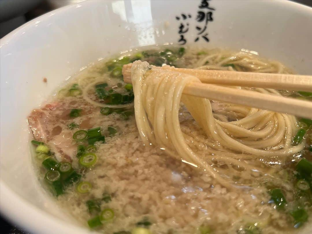 SUSURUさんのインスタグラム写真 - (SUSURUInstagram)「支那ソバ 小むろさん。 ラーメンかつけ麺で迷いましたが暑かったのでつけ麺をチョイス。 背脂トッピングもいつの間にか仲間入りしていたので追加注文。 うますぎる。麺、スープ、ワンタン、その他トッピング、全てにおいて抜かりのない一杯。神ィ！ #susuru_tv #支那ソバ小むろ #行徳 #千葉 #つけ麺 #ワンタンメン #超うまい  #ラーメン #らーめん #ramen #ラーメン部 #ramennoodles #毎日ラーメン生活 #麺スタグラム #japaneseramen #japanramen #foodstagram #foodie #noodles #instanoodle #instaramen #instafood #千葉ラーメン #背脂 #ワンタン」8月18日 15時05分 - susuru_tv