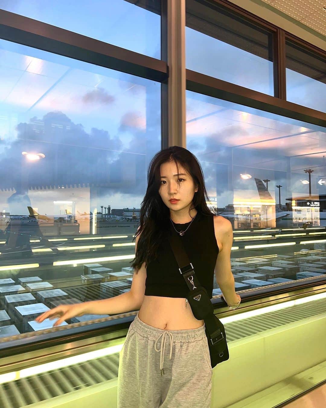 雨宮凜々子のインスタグラム：「i like it🍫 台風がそれてくれたので無事に✈︎  👚 #rilyco  👖#shein  👜#prada   #空港ファッション #ootd #fashion #ラフコーデ #夏コーデ #코디 #旅行 #旅行コーデ」