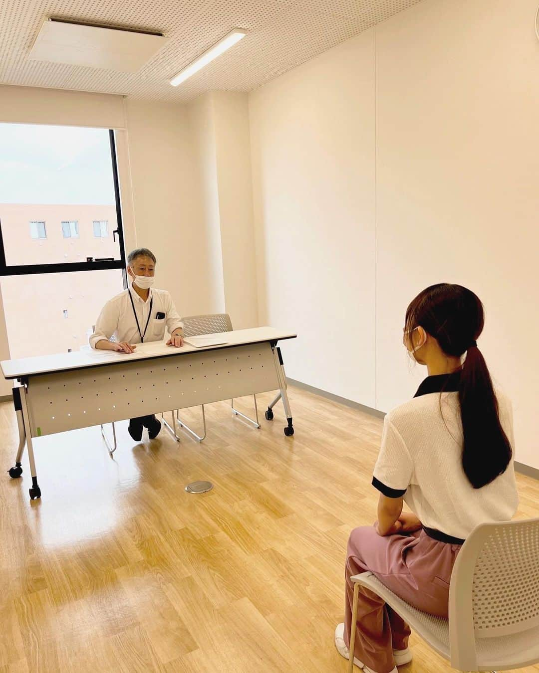 東京医薬専門学校さんのインスタグラム写真 - (東京医薬専門学校Instagram)「🌻学生の夏休み②🌻  こんにちは 医療事務系学科（@iyaku_jimu）です☀️  資格に実習に就活と 夏休みながらにみなさん 思いおもいの時間を過ごしています  面接練習や自習など 学校を利用して自分のために生かすことも  とある1日… この日は面接練習で先輩が来ていました👀 キャリアセンターの先生や 他学科の先生も就活に関わります◎  どんなシーンでも経験は必ず役に立ちます みなさん自信を持って臨んでください💪  #夏休み #夏休みの過ごし方  #就活 #就職活動 #就職 #面接 #面接練習 #面接対策 #資格取得 #資格検定 #資格 #東京医薬看護専門学校 #tcm #schoollife #専門学校 #専門学生 #医療事務 #instagood」8月18日 15時06分 - tokyo_iyaku