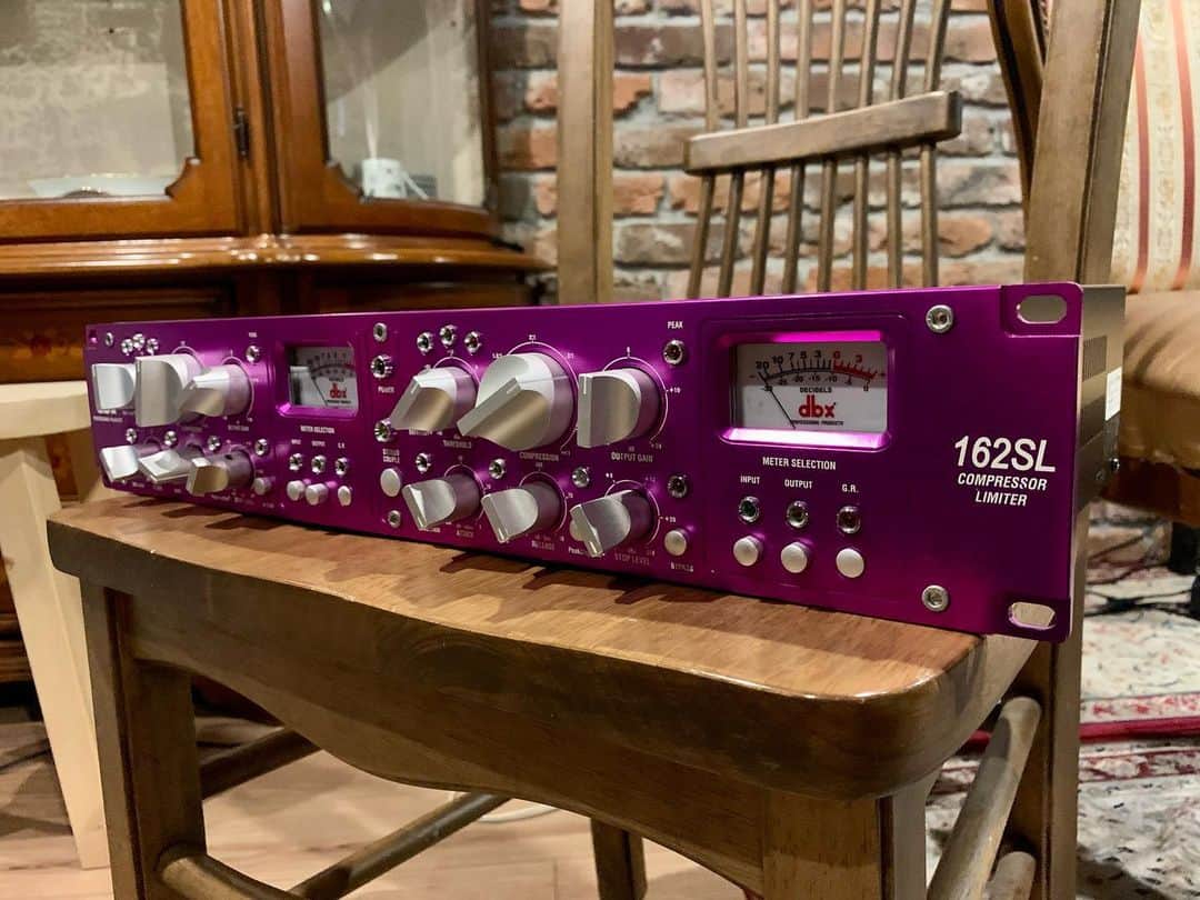 Leiki Uedaさんのインスタグラム写真 - (Leiki UedaInstagram)「This unit is no joke. Probably the most transparent and versatile compressor I’ve ever had. I am a big fan of Jensen transformer as well and I’m very happy that dbx actually placed them as output trans. It’s an underrated gear and truly unfortunate it’s discontinued. 10/10!!」8月18日 15時13分 - leikiueda