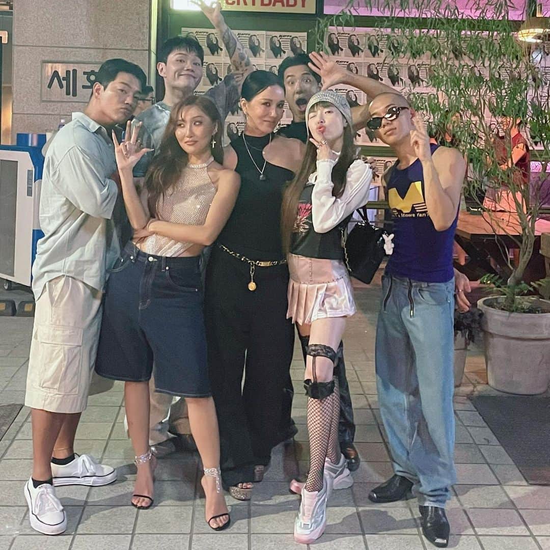 ヒョナ のインスタグラム：「언니 정말 소중해요🎀💕 생일 축하해요 정화언니!! 행복만 하기!! 사랑합니다💖💖💖💖💖」