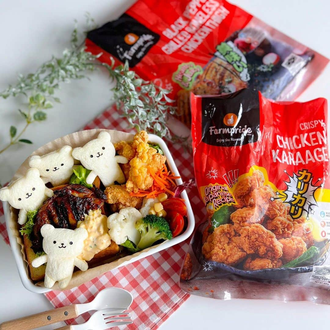 Little Miss Bento・Shirley シャリーのインスタグラム：「Changes in my life in recent years meant that I often turn to quicker prep meals. But that doesn’t mean I can’t still make them cute and tasty!   A bear-y cute sandwich bento with Farmpride Black Pepper Grilled Chicken Boneless Thigh and  Farmpride Chicken Karaage! I made homemade Japanese tartar which was perfect with the 🍗!   Simply air fry the Farmpride Black Pepper Grilled Boneless Chicken and Farmpride Crispy Chicken Karaage (refer to package instructions).  Homemade tartar sauce  1 boiled egg (chopped) 1/8 onion (finely chopped) 2 1/2 tbsp Japanese mayonnaise 1/2 tbsp milk 1/8 tsp sugar Pinch of salt and pepper Chopped parsley (optional)  Place egg in pot and fill water to cover the egg by an inch. Bring to gentle boil an egg for 12 minutes. Remove cooked egg and place in ice water. Peel the egg shell, chopped the egg and set aside.  Finely mince the onion. Squeeze to drain the onion to remove as much excess moisture.  Finely mince the parsley.  Add the mayonnaise, sugar, milk, salt, pepper and mix together with the chopped egg, minced onion and parsley.  Cover the bowl with plastic and refrigerate until serving.  #farmpride #countryfoods #littlemissbento #bentoart #kawaiifood #sandwichbento #kyaraben #charaben #foodart #edibleart #mealsinminutes」